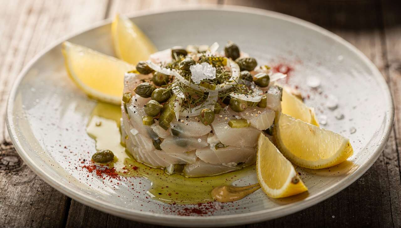 Tartare léger de poisson blanc aux câpres : recette entre amis