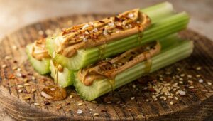 Recette légère : bâtonnets de céleri à la purée de cacahuètes