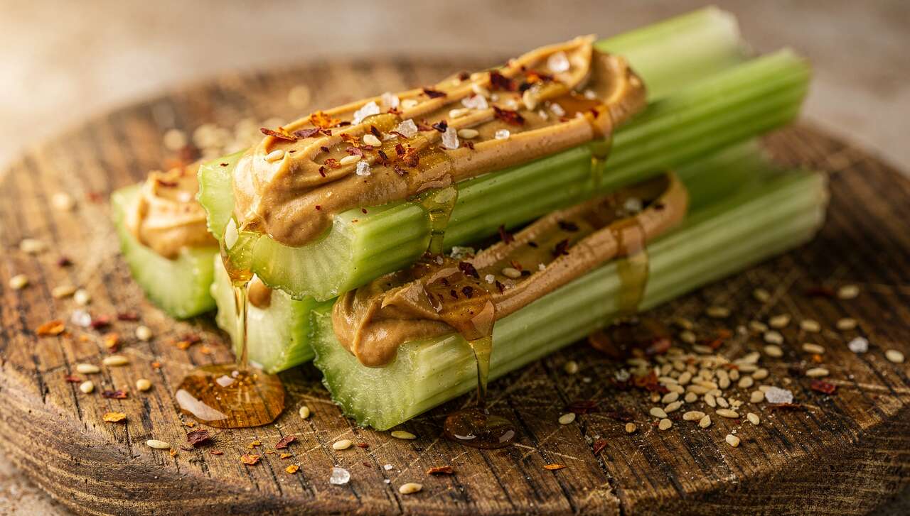 Recette légère : bâtonnets de céleri à la purée de cacahuètes