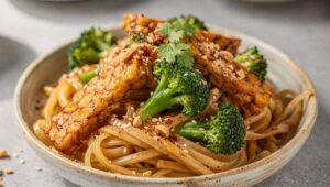 Pad Thaï léger : tempeh grillé et brocolis