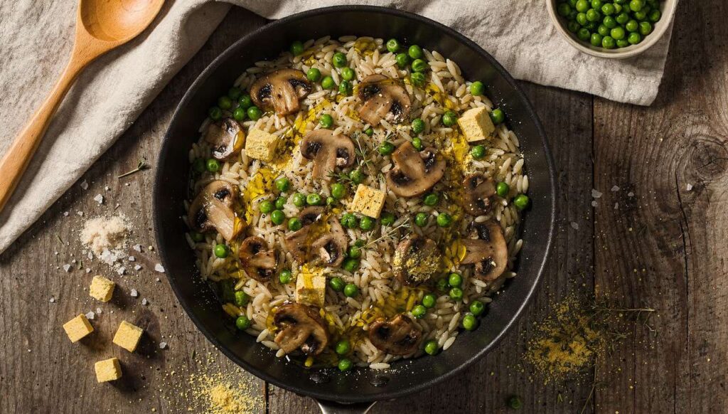 Poêlée légère d'orzo aux champignons et petits pois