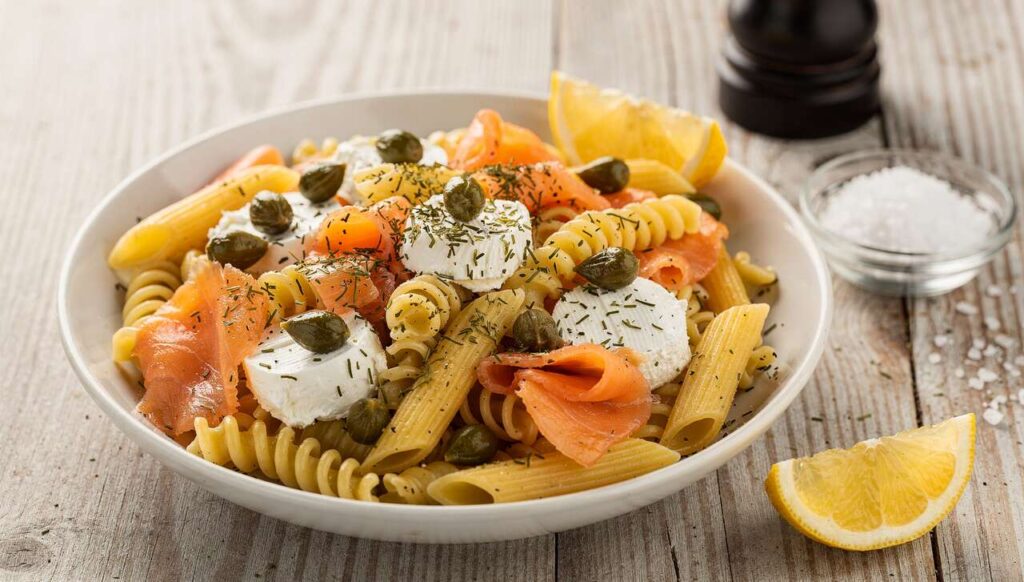 Salade de pâtes au saumon et fromage frais : recette facile et savoureuse