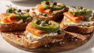 Tartine croustillante : fromage frais, saumon et avocat