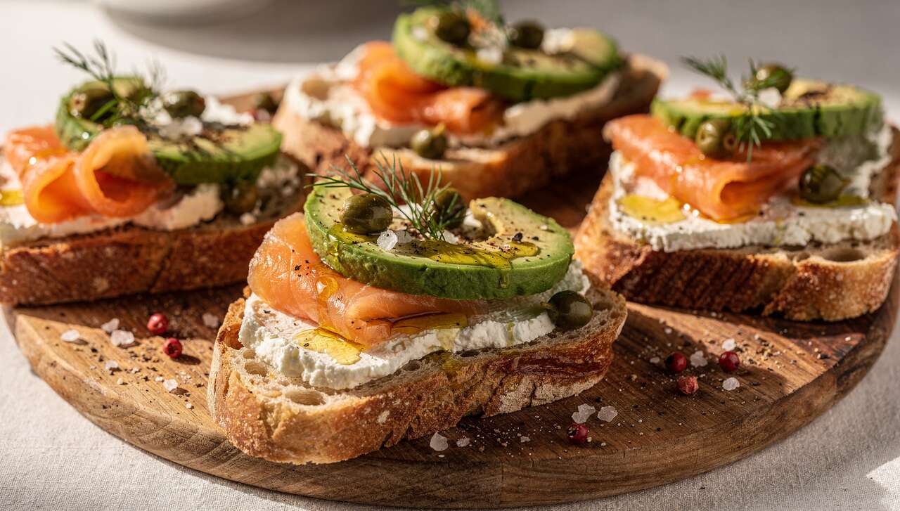 Tartine croustillante : fromage frais, saumon et avocat