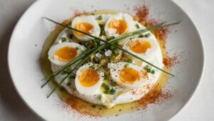 Oeufs de caille et sauce fromage frais à la ciboulette : recette savoureuse