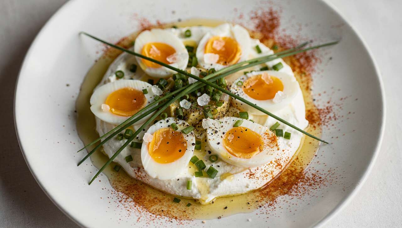 Oeufs de caille et sauce fromage frais à la ciboulette : recette savoureuse