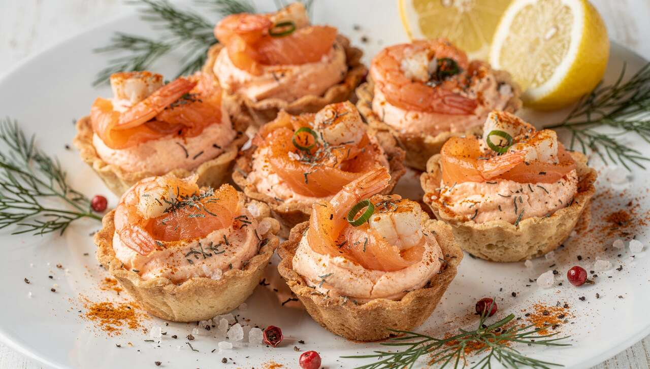 Tartelettes légères : mousse de saumon light et crevettes roses
