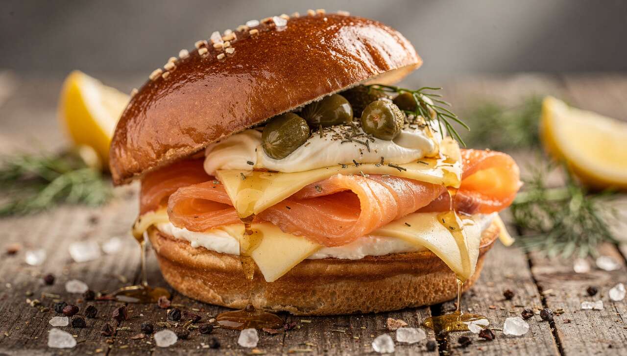 Burger au fromage et saumon fumé : recette gourmande
