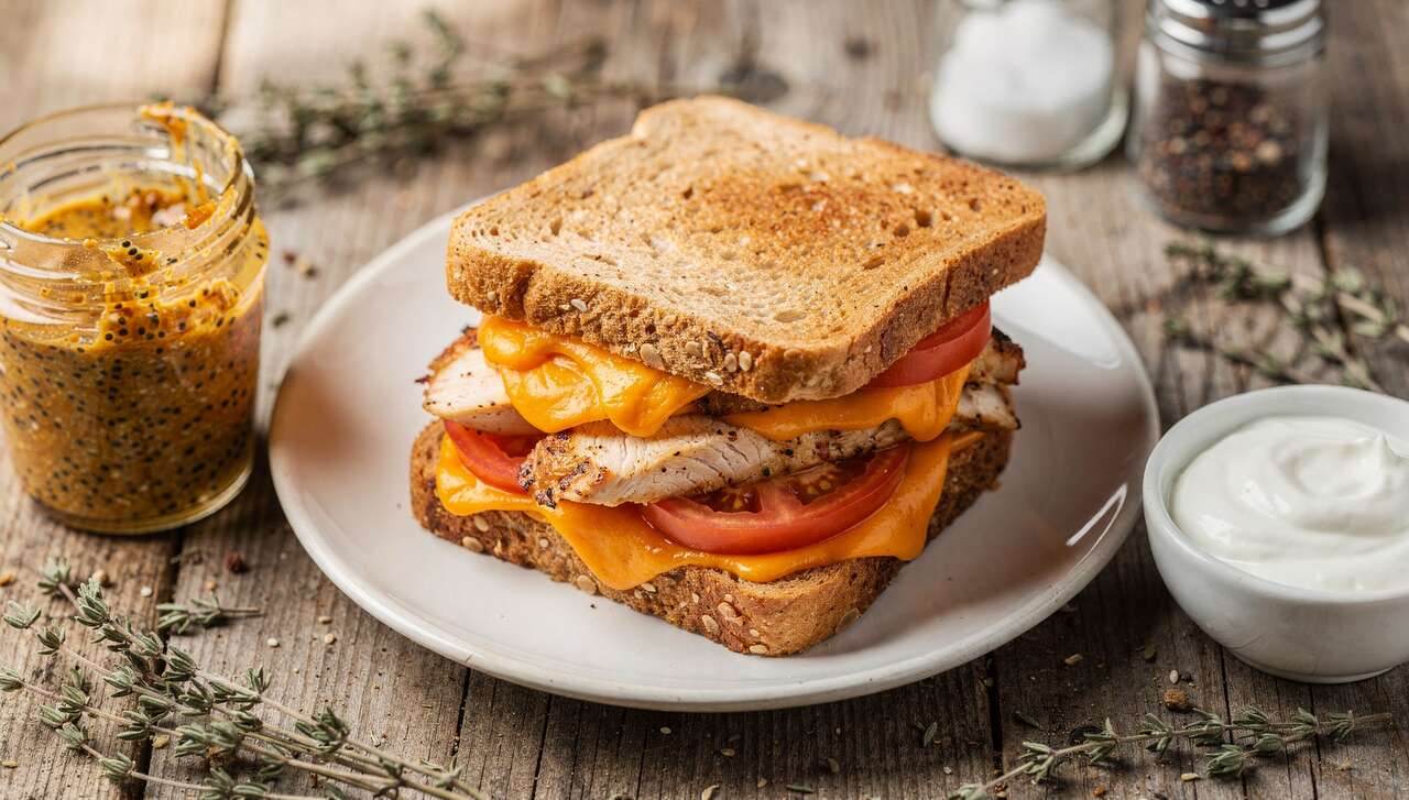 Croque poulet léger mimolette et tomate : recette savoureuse