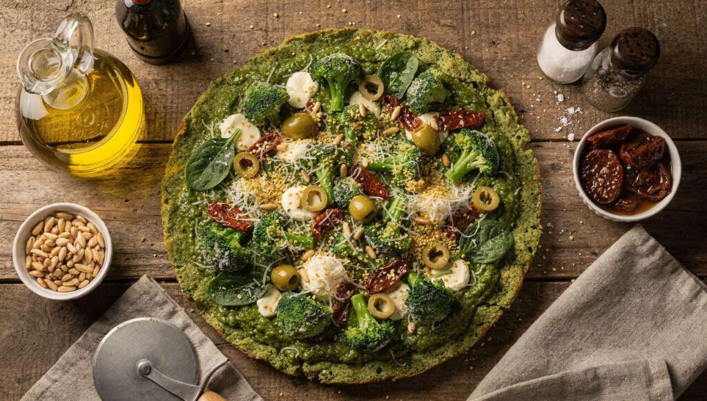 Pizza verte légère au pesto d'épinards sur croûte de brocoli