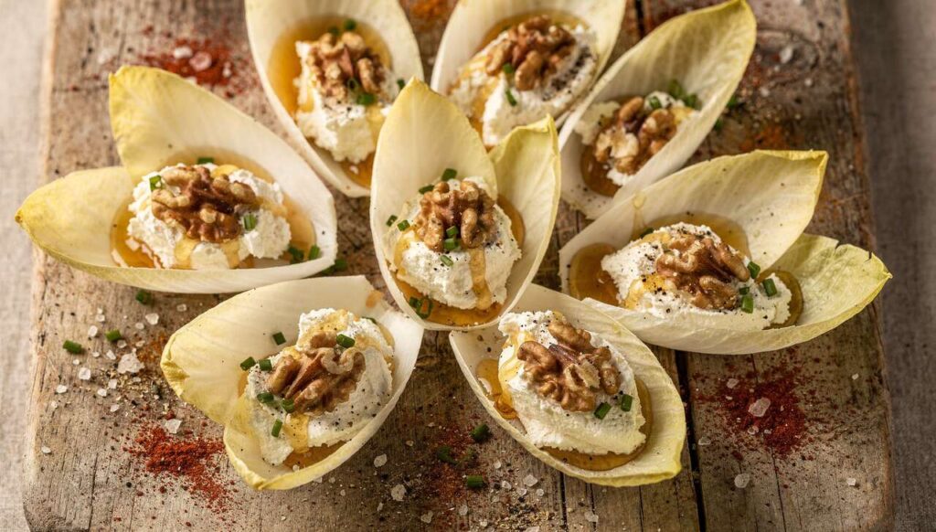 Pétales d'endives au fromage frais et miel : recette gourmande