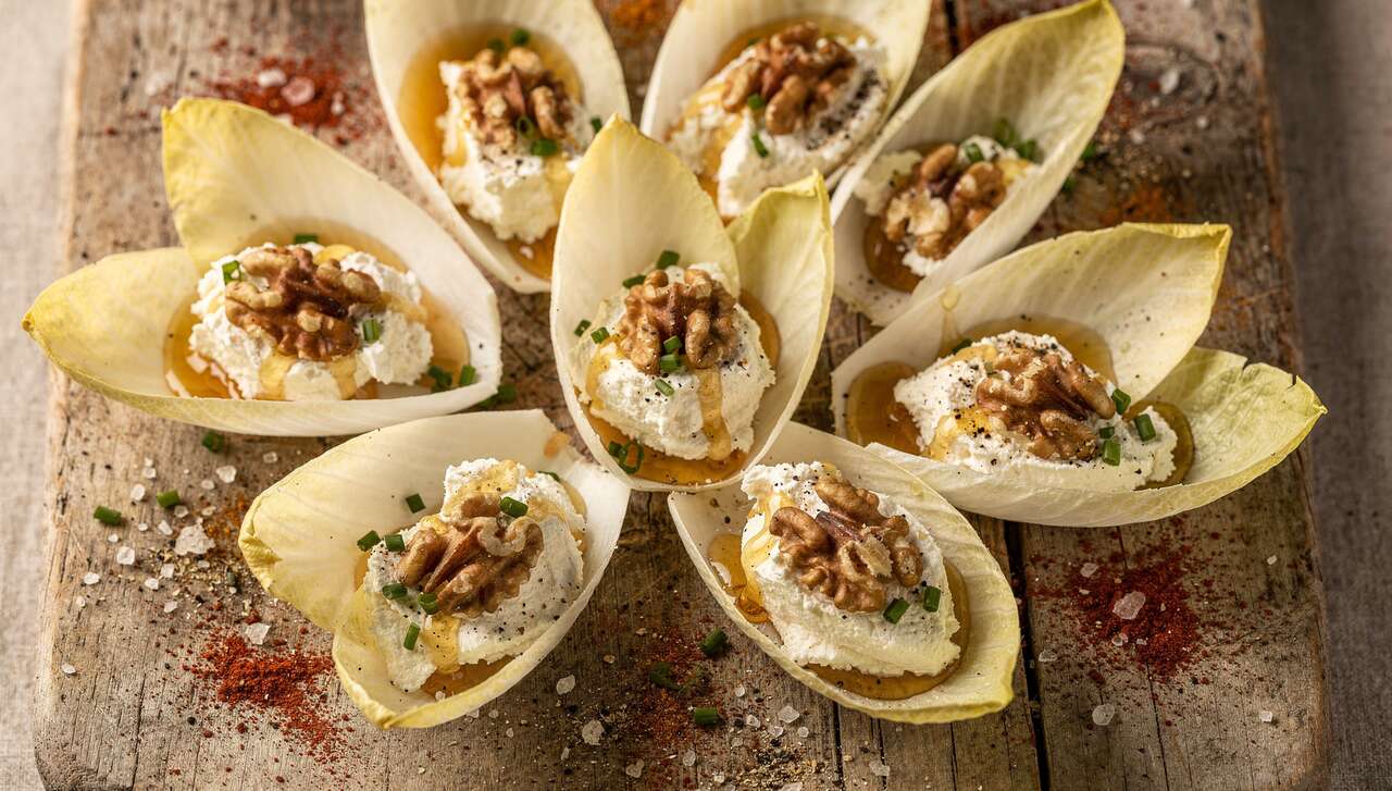 Pétales d'endives au fromage frais et miel : recette gourmande