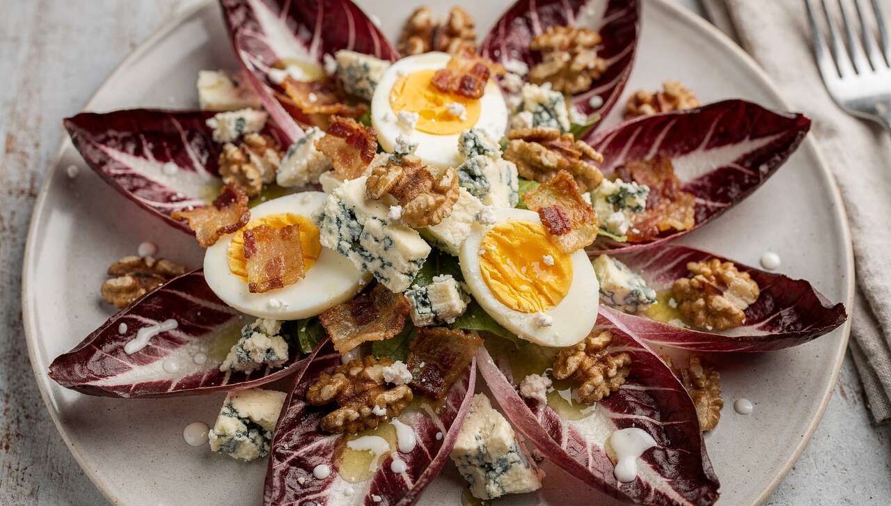 Recette : salade d'endives rouges au bleu, œuf dur et chips de lard
