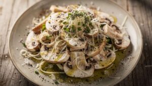 Salade de champignons de Paris au fromage : recette gourmande