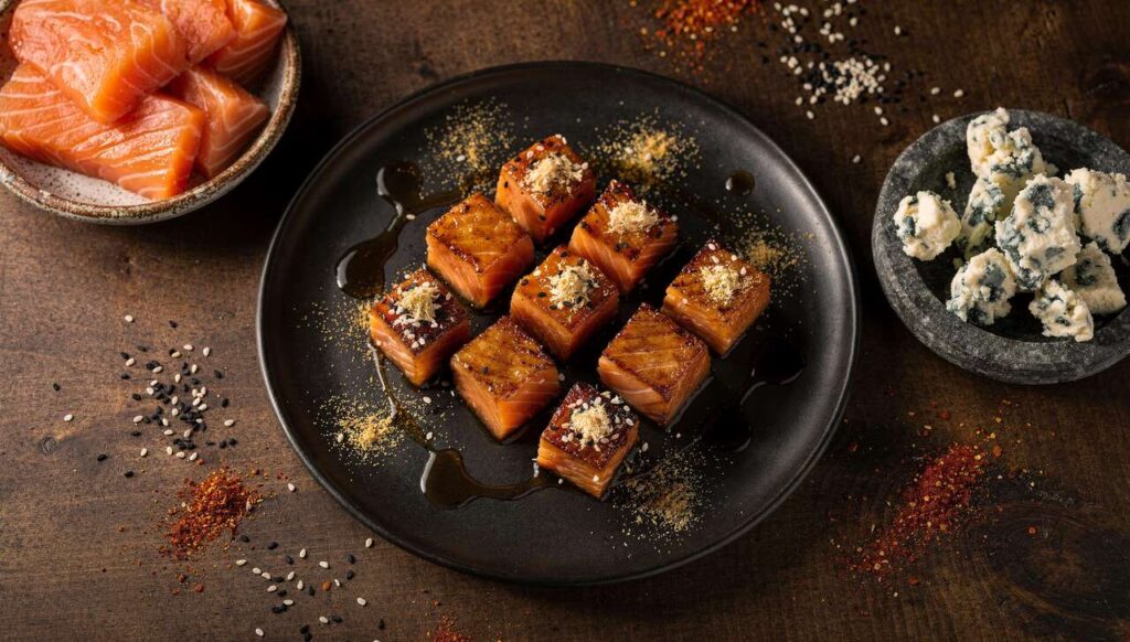 Bouchées de saumon caramélisées au soja et fromage bleu : la recette savoureuse