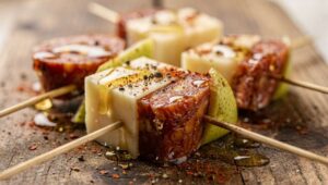 Brochettes de poires, chorizo et fromage : recette gourmande