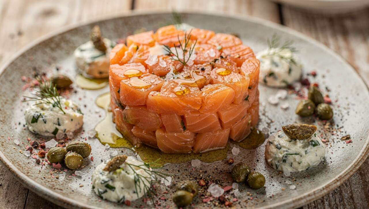Tartare de saumon : recette au fromage frais ail et fines herbes
