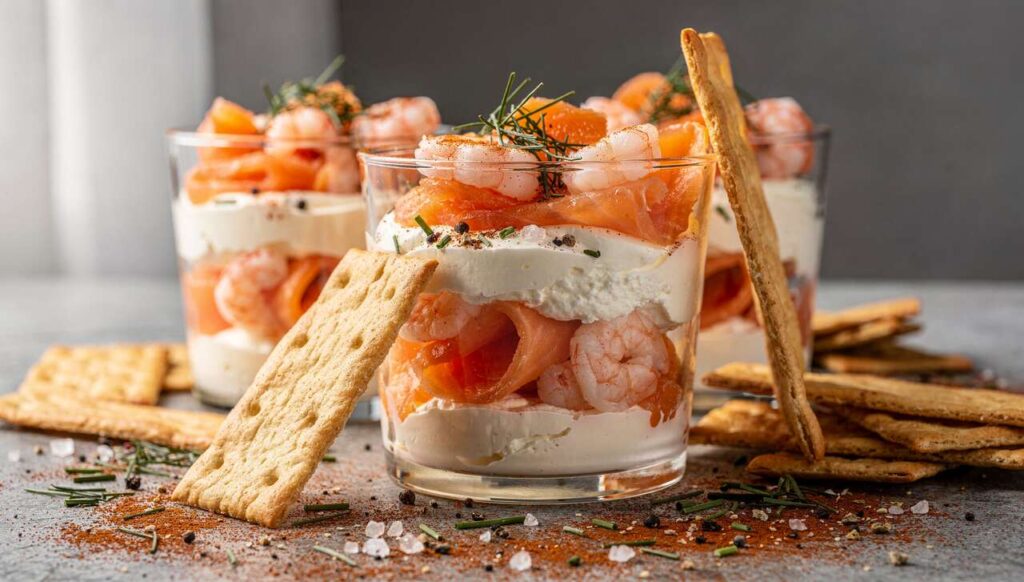 Verrines de saumon fumé et crevettes au fromage frais : recette savoureuse