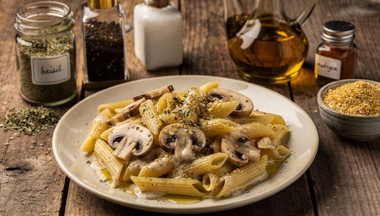 Pennes à la crème légère : recette gourmande aux champignons et basilic