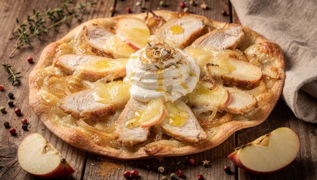 Recette de tarte flambée au poulet, pomme et fromage : un délice à essayer !