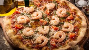 Pizza aux crevettes, tomates, parmesan et pesto léger