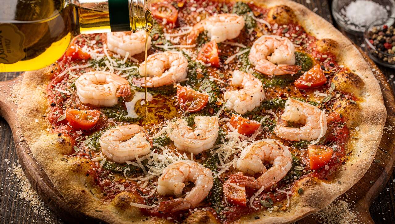 Pizza aux crevettes, tomates, parmesan et pesto léger