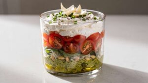 Verrine tricolore : pesto roquette, tomate, fromage frais