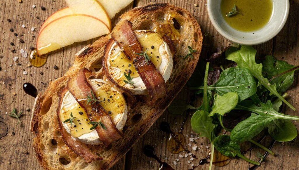 Chèvre chaud au lard et à la pomme : recette gourmande
