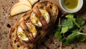 Chèvre chaud au lard et à la pomme : recette gourmande