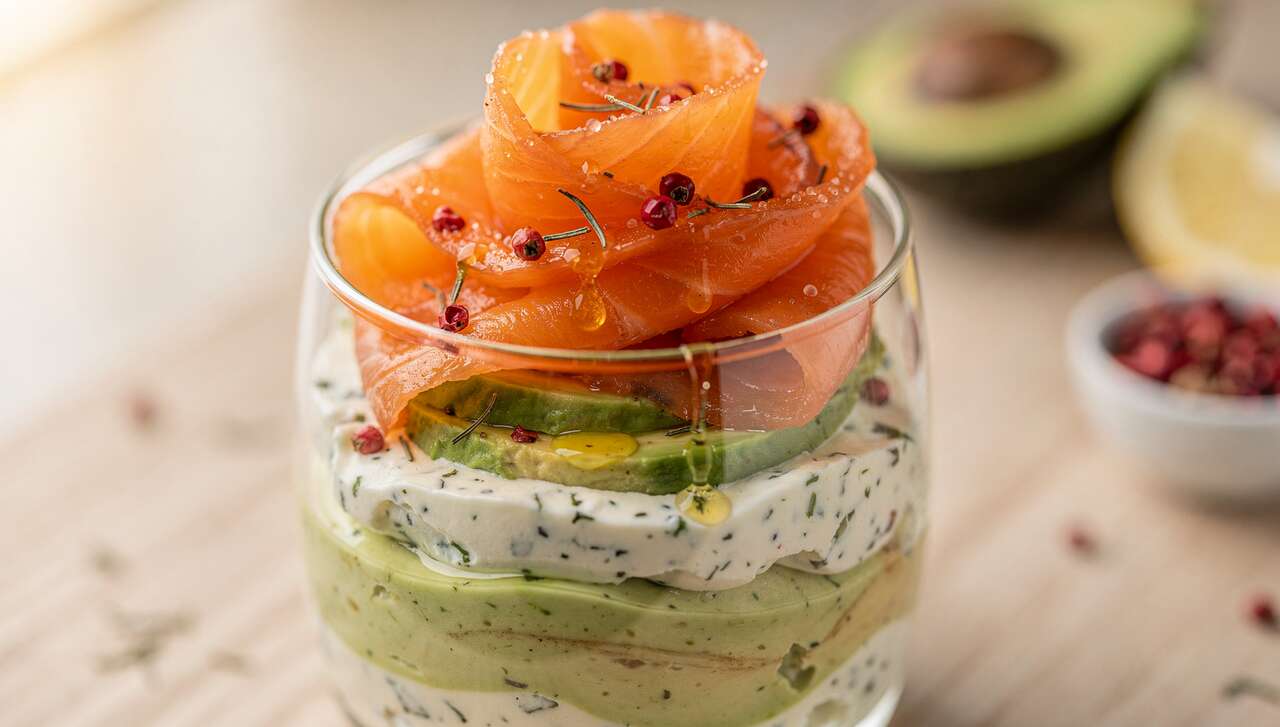 Recette de verrine saumon fumé, avocat et fromage frais ail et fines herbes