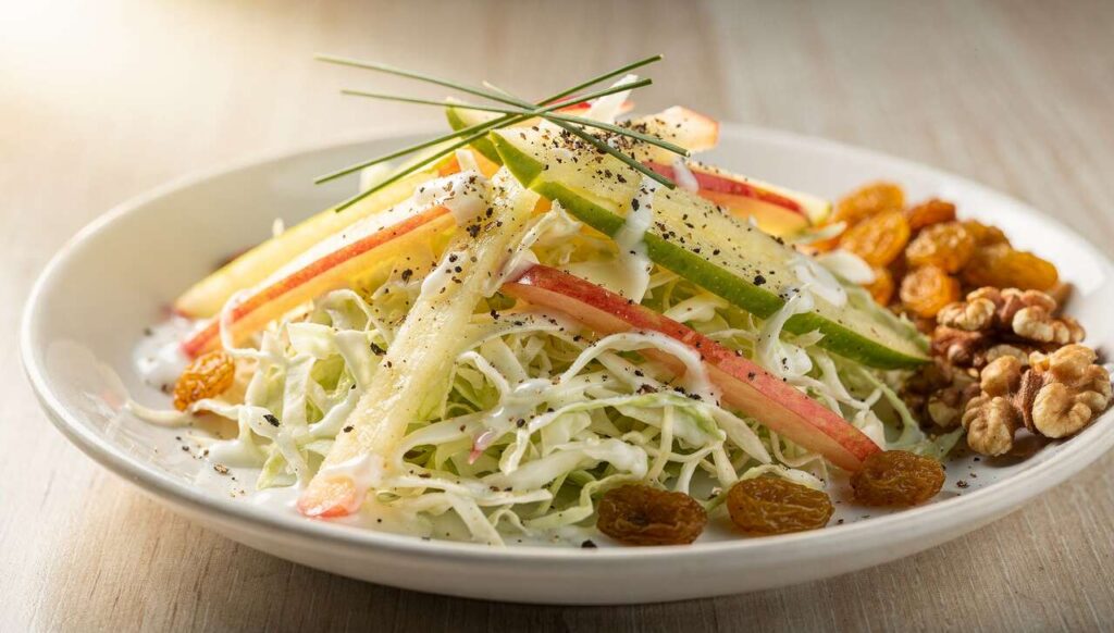 Salade légère : chou, pommes et surimi