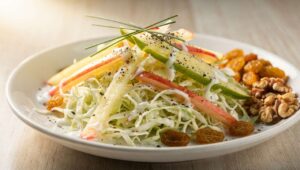 Salade légère : chou, pommes et surimi