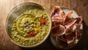 Soupe de lentilles légère et chips de jambon : recette savoureuse
