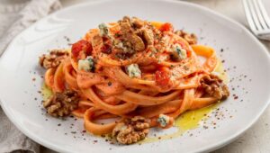 Fettucine à la tomate, noix et crème de fromage bleu : une recette savoureuse