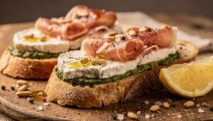 Tartine au pesto, chèvre frais et jambon cru : recette savoureuse