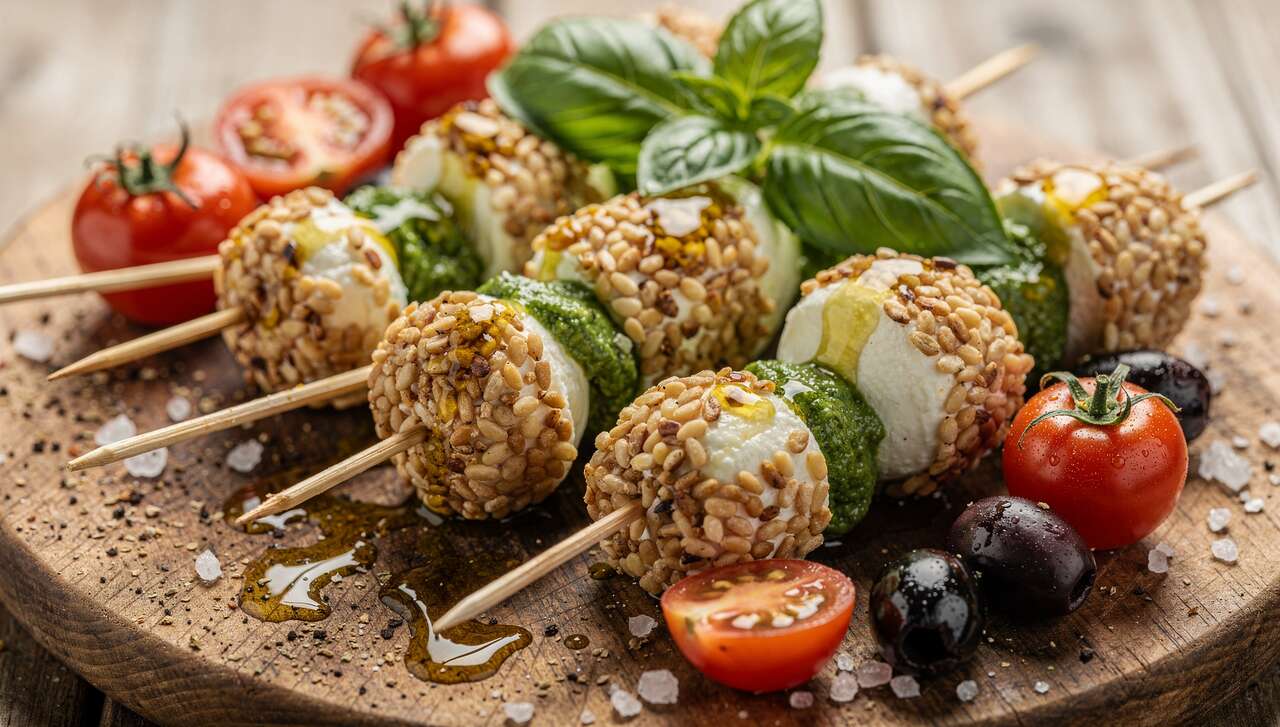 Brochette gourmande de fromage frais au pesto : recette savoureuse