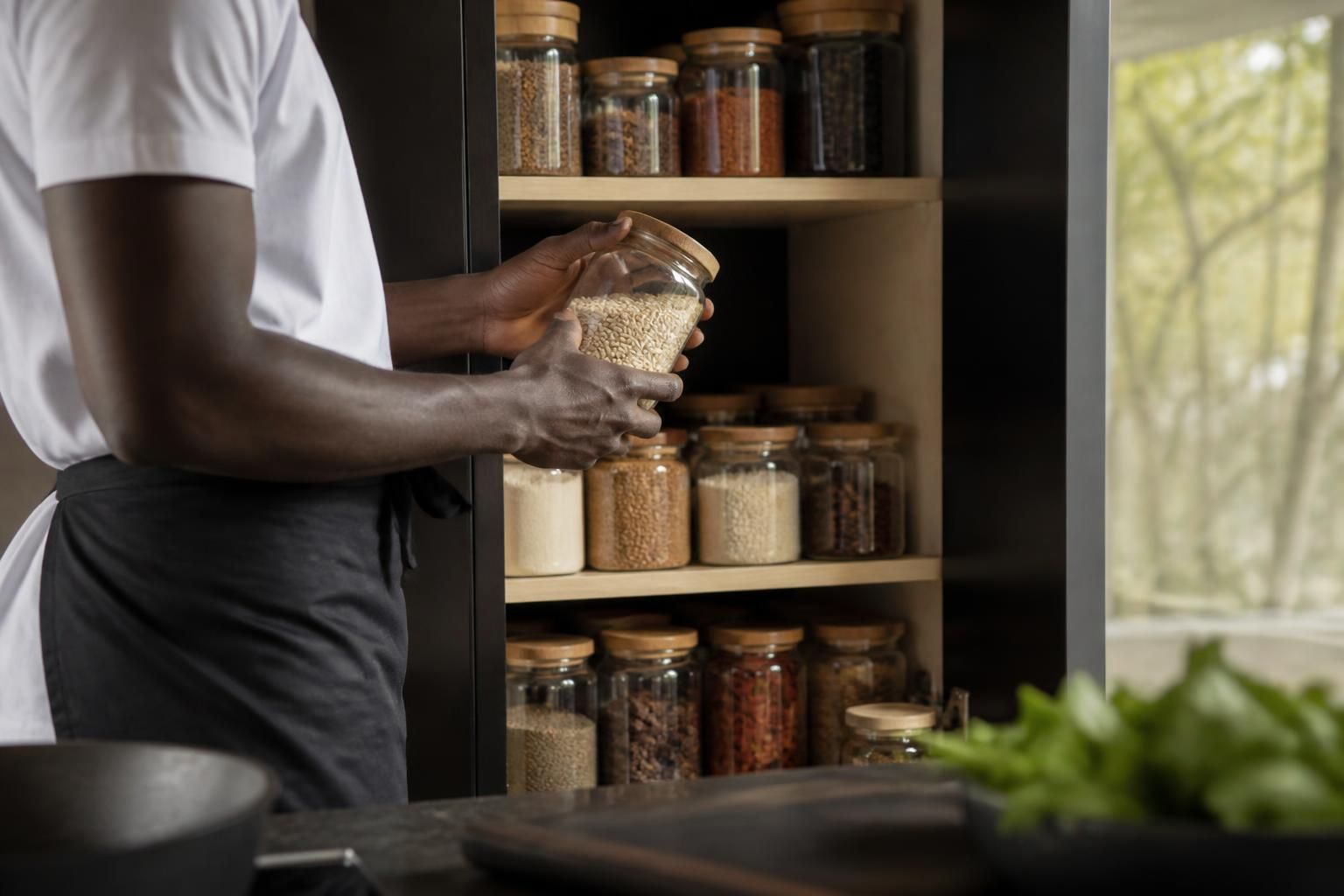 Mory Sacko (Top Chef) ouvre les portes de ses placards : les basiques incontournables du chef pour cuisiner comme un pro
