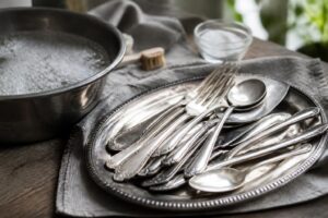 Couverts en argent : comment les nettoyer facilement