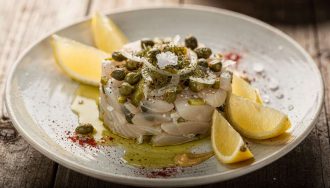 Tartare léger de poisson blanc aux câpres : recette entre amis