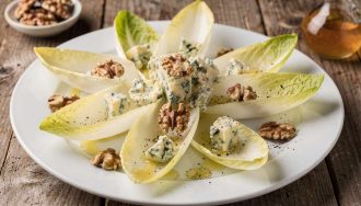 Salade d'endives, roquefort et noix : recette savoureuse à découvrir