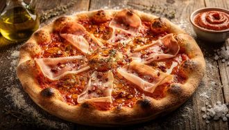Pizza basque au fromage de brebis : recette gourmande