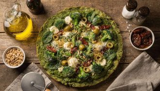 Pizza verte légère au pesto d'épinards sur croûte de brocoli