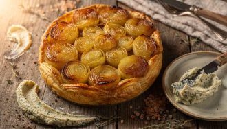 Tatin d'oignons à la tartinade végétale ail et fines herbes : recette savoureuse