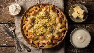 Gratin de pâtes au saumon et fromage : la recette savoureuse