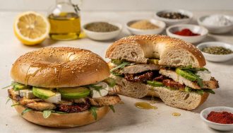 Bagel au poulet, avocat et fromage de chèvre : découvrez la recette irrésistible