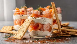 Verrines de saumon fumé et crevettes au fromage frais : recette savoureuse