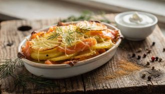 Pommes de terre gratinées au saumon et fromage : recette savoureuse