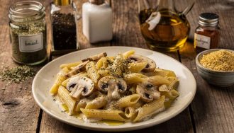 Pennes à la crème légère : recette gourmande aux champignons et basilic