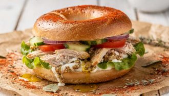 Bagel au Poulet, légumes et Fromage Frais : la Recette Gourmande