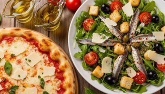 Pizza au parmesan : fraîche variante en salade composée